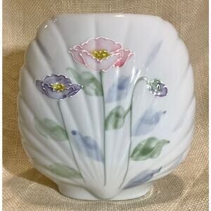 Vintage white porcelain shell shaped 5 inch flower vase floral front